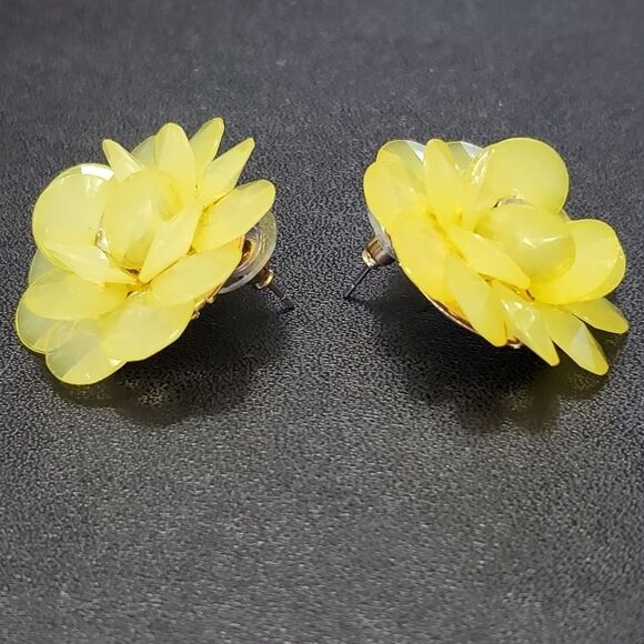 Gold tone yellow beaded flower earrings - Picture 4 of 7